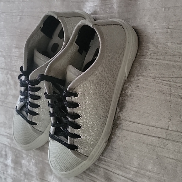 Sneakers - Picture 5 of 5